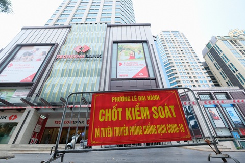 Phong tỏa tạm thời tòa tháp Vincom Bà Triệu - Ảnh 1. Phong tỏa tạm thời tòa tháp Vincom Bà Triệu - Ảnh 1.