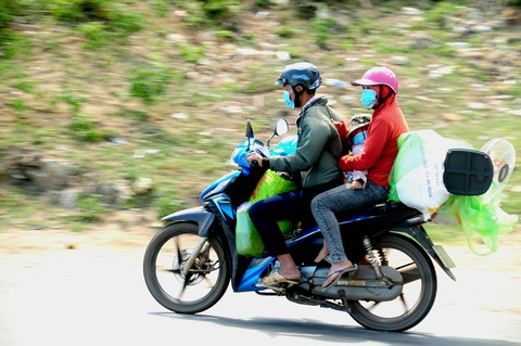 Cả ngàn người vạ vật tìm đường về nhà đang kẹt cứng giữa địa phận Đà Nẵng và Huế - Ảnh 1. Cả ngàn người vạ vật tìm đường về nhà đang kẹt cứng giữa địa phận Đà Nẵng và Huế - Ảnh 1.