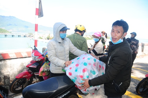 Cả ngàn người vạ vật tìm đường về nhà đang kẹt cứng giữa địa phận Đà Nẵng và Huế - Ảnh 3. Cả ngàn người vạ vật tìm đường về nhà đang kẹt cứng giữa địa phận Đà Nẵng và Huế - Ảnh 3.