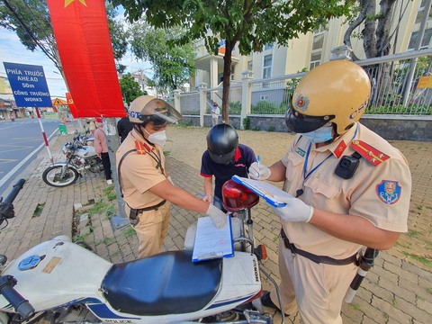 TP.HCM: Công chức từ nhà đến cơ quan không đeo thẻ công chức, không mặc đồng phục sẽ bị phạt - Ảnh 1. TP.HCM: Công chức từ nhà đến cơ quan không đeo thẻ công chức, không mặc đồng phục sẽ bị phạt - Ảnh 1.