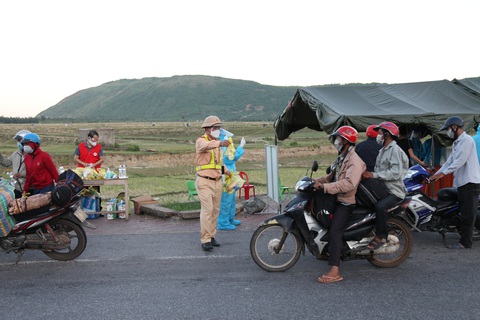 Cảnh sát giao thông dừng dân đi xe máy từ miền Nam về quê để tặng đồ ăn, nước uống - Ảnh 1. Cảnh sát giao thông dừng dân đi xe máy từ miền Nam về quê để tặng đồ ăn, nước uống - Ảnh 1.