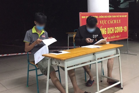 01 hai thanh niên nhận quyết định xử phạt 7 01 hai thanh niên nhận quyết định xử phạt 7
