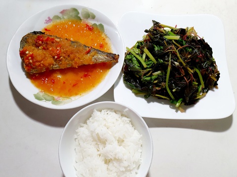 Khổ qua dồn thịt, cá thu kho, chiên xốt cà... đủ món ngon nhờ mẹ chồng lo xa - Ảnh 7. Khổ qua dồn thịt, cá thu kho, chiên xốt cà... đủ món ngon nhờ mẹ chồng lo xa - Ảnh 7.