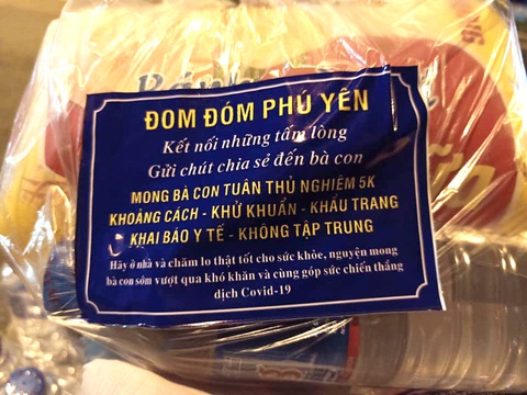 Trong đêm tặng cơm, nước và gởi thông điệp 5K cho người chạy xe máy về quê - Ảnh 3. Trong đêm tặng cơm, nước và gởi thông điệp 5K cho người chạy xe máy về quê - Ảnh 3.
