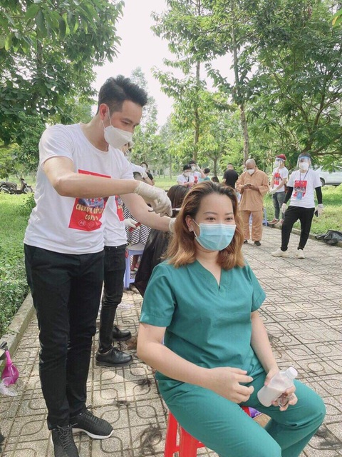 Nguyễn Phi Hùng gieo năng lượng tích cực, niềm tin chống dịch qua âm nhạc - Ảnh 2. Nguyễn Phi Hùng gieo năng lượng tích cực, niềm tin chống dịch qua âm nhạc - Ảnh 2.