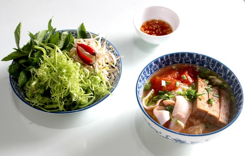 Ninh mực khô làm nước lèo nấu bún chả cá trong những ngày giãn cách - Ảnh 1. Ninh mực khô làm nước lèo nấu bún chả cá trong những ngày giãn cách - Ảnh 1.