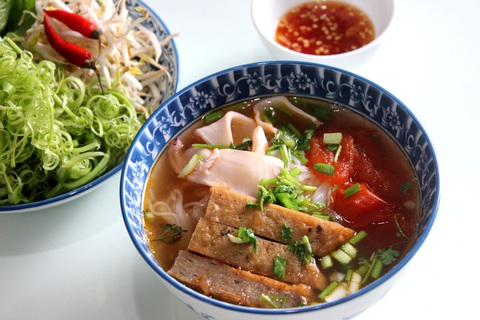 Ninh mực khô làm nước lèo nấu bún chả cá trong những ngày giãn cách - Ảnh 2. Ninh mực khô làm nước lèo nấu bún chả cá trong những ngày giãn cách - Ảnh 2.