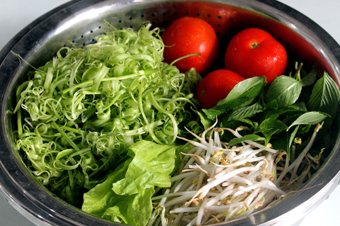 Ninh mực khô làm nước lèo nấu bún chả cá trong những ngày giãn cách - Ảnh 5. Ninh mực khô làm nước lèo nấu bún chả cá trong những ngày giãn cách - Ảnh 5.