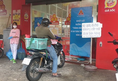 Người dân TP.HCM cầm phiếu đi siêu thị theo khung giờ - Ảnh 1. Người dân TP.HCM cầm phiếu đi siêu thị theo khung giờ - Ảnh 1.