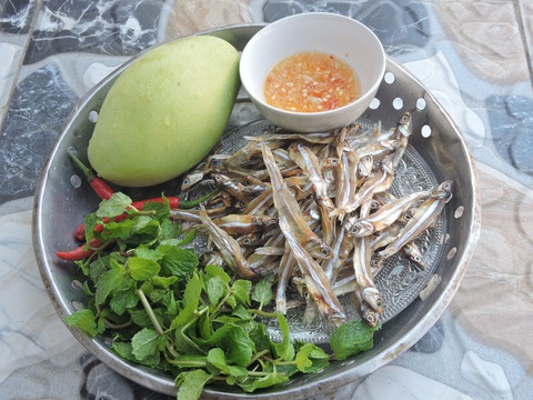 Ngày giãn cách, cá cơm khô đắc dụng: Kho mặn, nướng và làm gỏi xoài xanh - Ảnh 4. Ngày giãn cách, cá cơm khô đắc dụng: Kho mặn, nướng và làm gỏi xoài xanh - Ảnh 4.