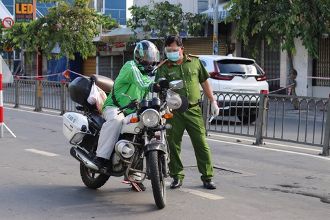 TP.HCM: Cảnh báo làm giả thẻ có logo và con dấu của Grab để đi đường - Ảnh 1. TP.HCM: Cảnh báo làm giả thẻ có logo và con dấu của Grab để đi đường - Ảnh 1.