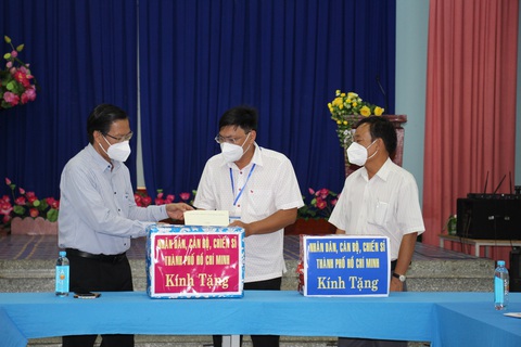 Phó bí thư thường trực Thành ủy TP.HCM Phan Văn Mãi kiểm tra khu phong tỏa tại quận 8 - Ảnh 2. Phó bí thư thường trực Thành ủy TP.HCM Phan Văn Mãi kiểm tra khu phong tỏa tại quận 8 - Ảnh 2.