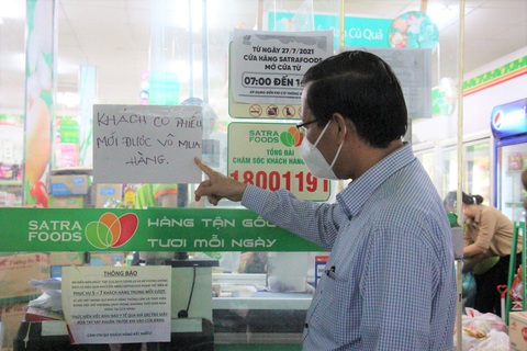 Phó bí thư thường trực Thành ủy TP.HCM Phan Văn Mãi kiểm tra khu phong tỏa tại quận 8 - Ảnh 3. Phó bí thư thường trực Thành ủy TP.HCM Phan Văn Mãi kiểm tra khu phong tỏa tại quận 8 - Ảnh 3.