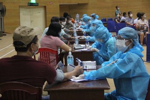 Đà Nẵng tiêm vắc xin COVID-19 cho người cung cấp dịch vụ thiết yếu trong trật tự, giãn cách - Ảnh 1. Đà Nẵng tiêm vắc xin COVID-19 cho người cung cấp dịch vụ thiết yếu trong trật tự, giãn cách - Ảnh 1.