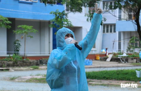 Tiếng hát lại cất cao giữa nắng mưa nơi tuyến đầu chống dịch - Ảnh 2. Tiếng hát lại cất cao giữa nắng mưa nơi tuyến đầu chống dịch - Ảnh 2.