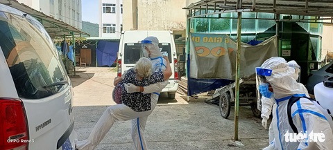 ‘Má đừng ngại, cứ ôm lấy con’ - Ảnh 1. ‘Má đừng ngại, cứ ôm lấy con’ - Ảnh 1.