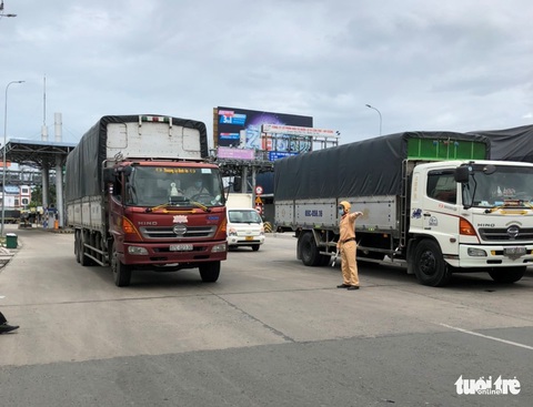 Tháo nút nghẽn: Hàng thiết yếu bị hiểu chỉ là lương thực thực phẩm - Ảnh 2. Tháo nút nghẽn: Hàng thiết yếu bị hiểu chỉ là lương thực thực phẩm - Ảnh 2.