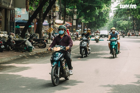 Bắc Giang nhộn nhịp trong ngày đầu tiên trở lại bình thường mới - Ảnh 1. Bắc Giang nhộn nhịp trong ngày đầu tiên trở lại bình thường mới - Ảnh 1.