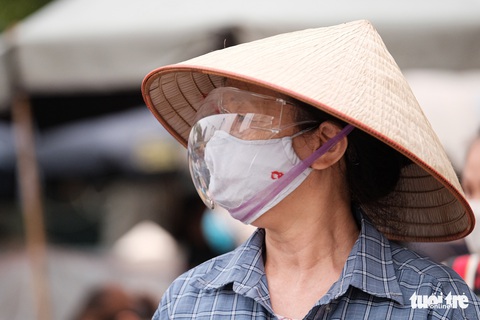 Dùng phiếu, người Hà Nội thay đổi thói quen để đi chợ theo giờ - Ảnh 6. Dùng phiếu, người Hà Nội thay đổi thói quen để đi chợ theo giờ - Ảnh 6.