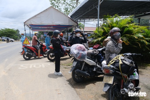 Lâm Đồng không tiếp nhận người tự ý về từ TP.HCM, Bình Dương, Đồng Nai - Ảnh 1. Lâm Đồng không tiếp nhận người tự ý về từ TP.HCM, Bình Dương, Đồng Nai - Ảnh 1.