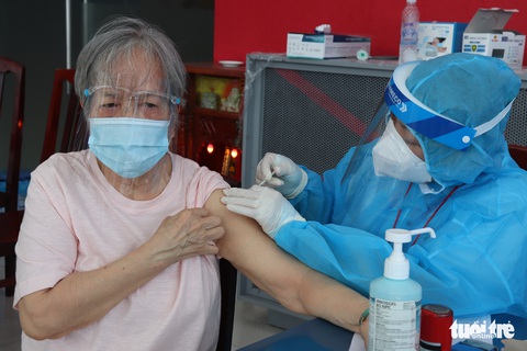 TP.HCM kiến nghị Bộ Y tế phân bổ thêm vắc xin - Ảnh 1. TP.HCM kiến nghị Bộ Y tế phân bổ thêm vắc xin - Ảnh 1.