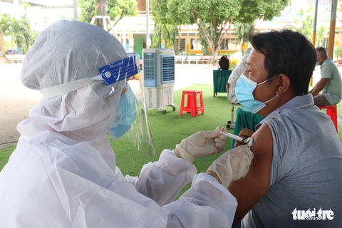 Bộ Y tế đề nghị TP.HCM đẩy nhanh tốc độ tiêm vắc xin, lập thêm 3 Trung tâm hồi sức tích cực - Ảnh 1. Bộ Y tế đề nghị TP.HCM đẩy nhanh tốc độ tiêm vắc xin, lập thêm 3 Trung tâm hồi sức tích cực - Ảnh 1.