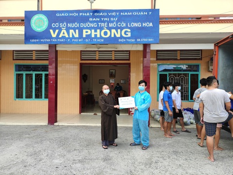 Túi quà yêu thương- Túi quà nhỏ, tình cảm lớn giữa tâm dịch - Ảnh 1. Túi quà yêu thương- Túi quà nhỏ, tình cảm lớn giữa tâm dịch - Ảnh 1.