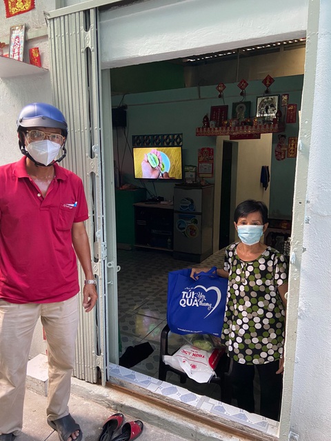 Túi quà yêu thương- Túi quà nhỏ, tình cảm lớn giữa tâm dịch - Ảnh 3. Túi quà yêu thương- Túi quà nhỏ, tình cảm lớn giữa tâm dịch - Ảnh 3.