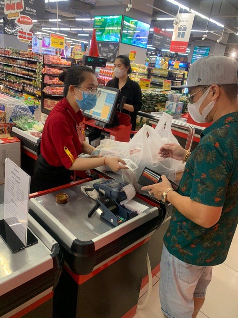 VinMart/VinMart+ tăng lượng cung ứng hàng hóa, tặng bảo hiểm cho khách hàng - Ảnh 4. VinMart/VinMart+ tăng lượng cung ứng hàng hóa, tặng bảo hiểm cho khách hàng - Ảnh 4.