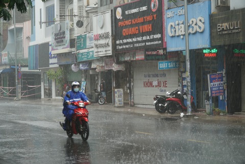 Hôm nay, TP.HCM đề phòng mưa dông sớm - Ảnh 1. Hôm nay, TP.HCM đề phòng mưa dông sớm - Ảnh 1.