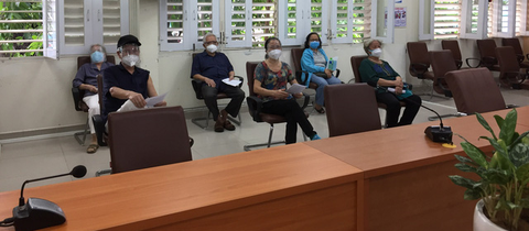 Trên 65 tuổi, chưa hộ khẩu, thường trú ở TP.HCM có được chích ngừa COVID-19? - Ảnh 1. Trên 65 tuổi, chưa hộ khẩu, thường trú ở TP.HCM có được chích ngừa COVID-19? - Ảnh 1.