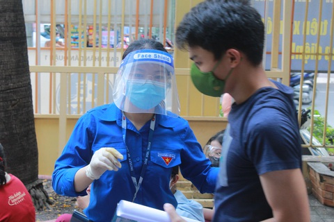 Áo xanh tình nguyện hỗ trợ lấy mẫu xét nghiệm COVID-19 cho thí sinh - Ảnh 3. Áo xanh tình nguyện hỗ trợ lấy mẫu xét nghiệm COVID-19 cho thí sinh - Ảnh 3.