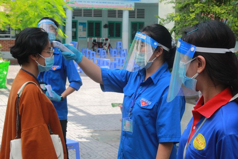Áo xanh tình nguyện hỗ trợ lấy mẫu xét nghiệm COVID-19 cho thí sinh - Ảnh 5. Áo xanh tình nguyện hỗ trợ lấy mẫu xét nghiệm COVID-19 cho thí sinh - Ảnh 5.
