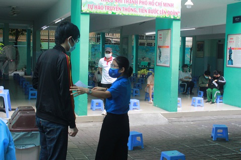 Áo xanh tình nguyện hỗ trợ lấy mẫu xét nghiệm COVID-19 cho thí sinh - Ảnh 6. Áo xanh tình nguyện hỗ trợ lấy mẫu xét nghiệm COVID-19 cho thí sinh - Ảnh 6.