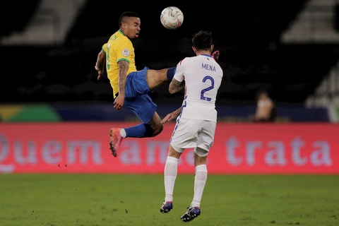 Jesus bị đuổi vì đá kungfu vào mặt đối thủ, Brazil vẫn thắng Chile vào bán kết - Ảnh 2. Jesus bị đuổi vì đá kungfu vào mặt đối thủ, Brazil vẫn thắng Chile vào bán kết - Ảnh 2.