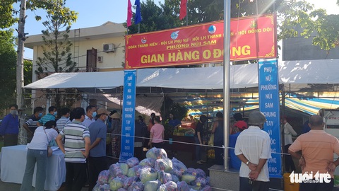 Đồng loạt khai trương 7 gian hàng 0 đồng giúp bà con nghèo vượt qua COVID-19 - Ảnh 1. Đồng loạt khai trương 7 gian hàng 0 đồng giúp bà con nghèo vượt qua COVID-19 - Ảnh 1.