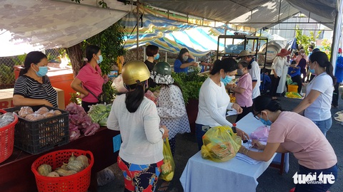Đồng loạt khai trương 7 gian hàng 0 đồng giúp bà con nghèo vượt qua COVID-19 - Ảnh 8. Đồng loạt khai trương 7 gian hàng 0 đồng giúp bà con nghèo vượt qua COVID-19 - Ảnh 8.