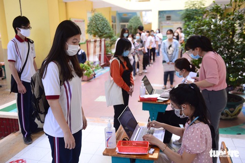 Thí sinh vui vẻ tự tin đi xét nghiệm COVID-19 để dự thi tốt nghiệp THPT - Ảnh 3. Thí sinh vui vẻ tự tin đi xét nghiệm COVID-19 để dự thi tốt nghiệp THPT - Ảnh 3.