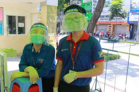 Áo xanh tình nguyện hỗ trợ lấy mẫu xét nghiệm COVID-19 cho thí sinh - Ảnh 1. Áo xanh tình nguyện hỗ trợ lấy mẫu xét nghiệm COVID-19 cho thí sinh - Ảnh 1.