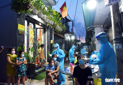 Phía sau đôi tay trắng bệch, khuôn mặt in vết hằn của các chiến binh bắt COVID-19 - Ảnh 11. Phía sau đôi tay trắng bệch, khuôn mặt in vết hằn của các chiến binh bắt COVID-19 - Ảnh 11.