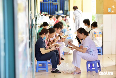 Phía sau đôi tay trắng bệch, khuôn mặt in vết hằn của các chiến binh bắt COVID-19 - Ảnh 8. Phía sau đôi tay trắng bệch, khuôn mặt in vết hằn của các chiến binh bắt COVID-19 - Ảnh 8.