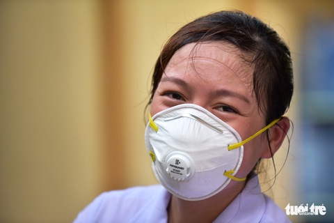 Phía sau đôi tay trắng bệch, khuôn mặt in vết hằn của các chiến binh bắt COVID-19 - Ảnh 6. Phía sau đôi tay trắng bệch, khuôn mặt in vết hằn của các chiến binh bắt COVID-19 - Ảnh 6.