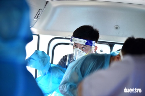 Phía sau đôi tay trắng bệch, khuôn mặt in vết hằn của các chiến binh bắt COVID-19 - Ảnh 10. Phía sau đôi tay trắng bệch, khuôn mặt in vết hằn của các chiến binh bắt COVID-19 - Ảnh 10.