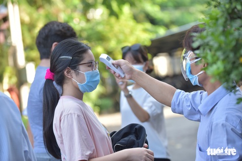 Thí sinh vui vẻ tự tin đi xét nghiệm COVID-19 để dự thi tốt nghiệp THPT - Ảnh 2. Thí sinh vui vẻ tự tin đi xét nghiệm COVID-19 để dự thi tốt nghiệp THPT - Ảnh 2.