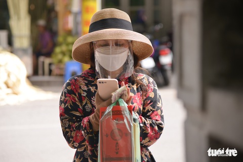 Thí sinh Hà thành đội nắng đi cầu may trong kỳ thi tốt nghiệp THPT - Ảnh 2. Thí sinh Hà thành đội nắng đi cầu may trong kỳ thi tốt nghiệp THPT - Ảnh 2.