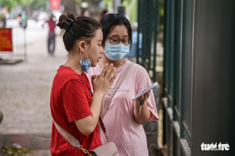 Thí sinh Hà thành đội nắng đi cầu may trong kỳ thi tốt nghiệp THPT - Ảnh 5. Thí sinh Hà thành đội nắng đi cầu may trong kỳ thi tốt nghiệp THPT - Ảnh 5.