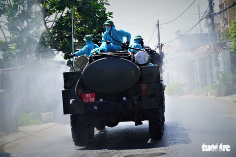 Tiền Giang phun xịt khử khuẩn trên diện rộng để ngừa COVID-19 - Ảnh 7. Tiền Giang phun xịt khử khuẩn trên diện rộng để ngừa COVID-19 - Ảnh 7.