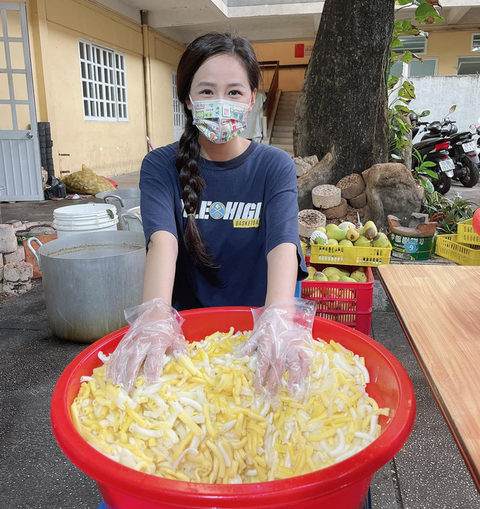 Tình người nơi tuyến đầu phòng, chống dịch COVID-19: Mai Phương Thúy lăn xả ở tuyến đầu - Ảnh 2. Tình người nơi tuyến đầu phòng, chống dịch COVID-19: Mai Phương Thúy lăn xả ở tuyến đầu - Ảnh 2.