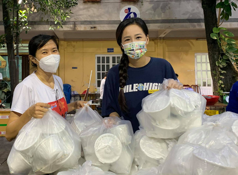 Tình người nơi tuyến đầu phòng, chống dịch COVID-19: Mai Phương Thúy lăn xả ở tuyến đầu - Ảnh 3. Tình người nơi tuyến đầu phòng, chống dịch COVID-19: Mai Phương Thúy lăn xả ở tuyến đầu - Ảnh 3.