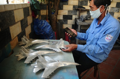 Nghề hiếm còn sót lại - Kỳ 5: Người thợ làm... máy bay chiến đấu - Ảnh 1. Nghề hiếm còn sót lại - Kỳ 5: Người thợ làm... máy bay chiến đấu - Ảnh 1.
